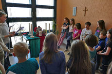 Kinderkarfreitagsliturgie im Gemeindezentrum (Foto: Karl-Franz Thiede)